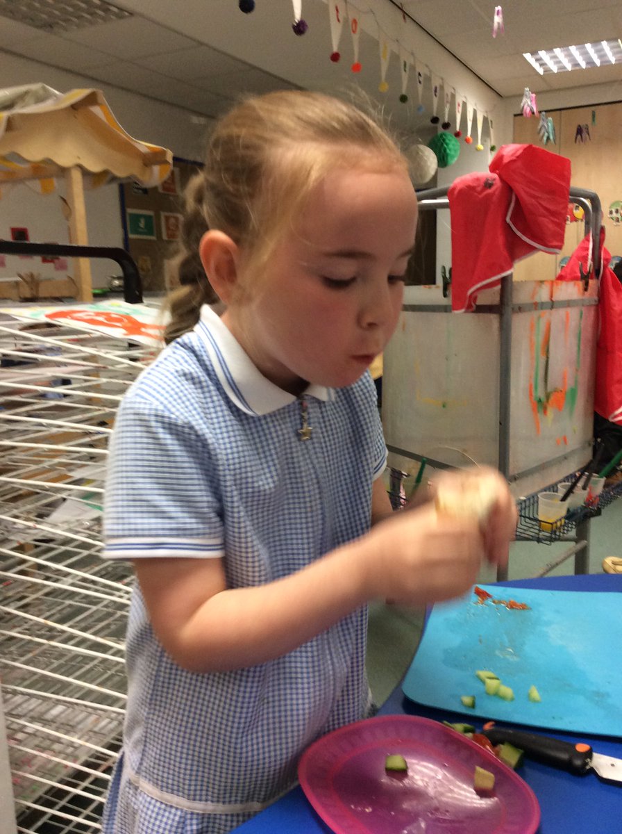 EYFS2stannes's tweet photo. Some happy customers with their sandwich orders!!! https://t.co/tB4XXjSDrh