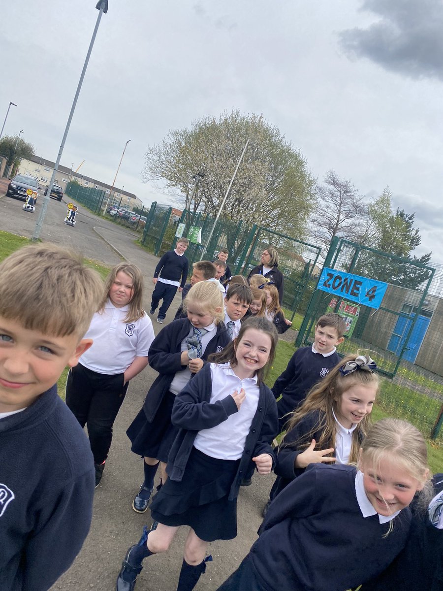 MissYoung117's tweet photo. We went and completed our daily mile. 🚶♀️ #onyourfeetbritain #getupoffathatthing @HolytownPS @MrsLAlcorn @RoomStewart https://t.co/Ii4reMvU0b