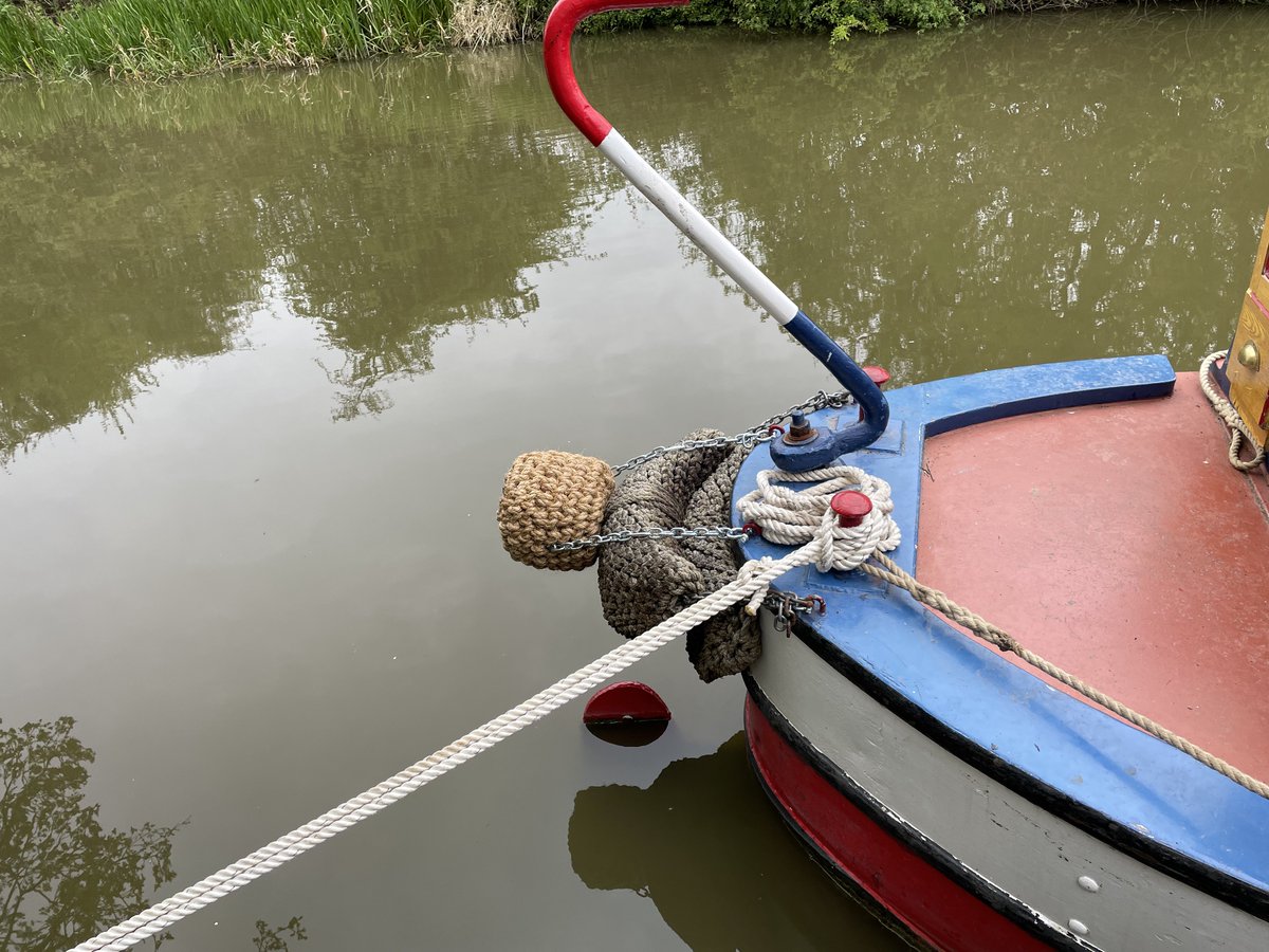 ButtySuccess's tweet photo. Nice new fenders fitted to Dover and new cross straps, breasting lines and anser lines fitted courtesy of Pete from Tradline. All made to order. Fantastic service. #NBDover #Boatsthsttweet #Tradlineropesandfenders #ButtySuccess #Braunston https://t.co/u2TeFttWCo