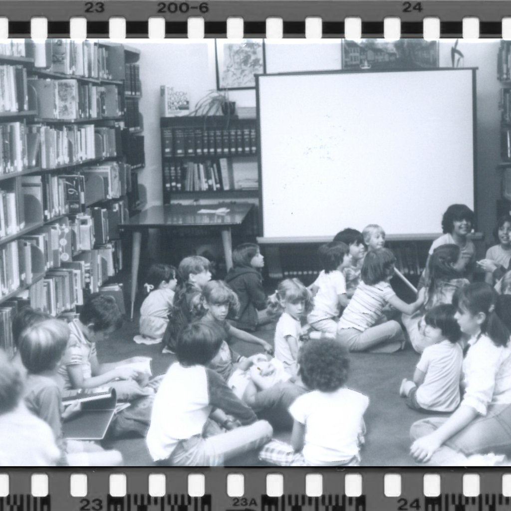 lincolnwoodlib's tweet image. For this #ThrowbackThursday we share another early glimpse of Lincolnwood Library during storytime! #Storytime #HistoricalCollections #Lincolnwood #History #BackInMyDay #LibraryLife #StorytimeIsTheBestTime