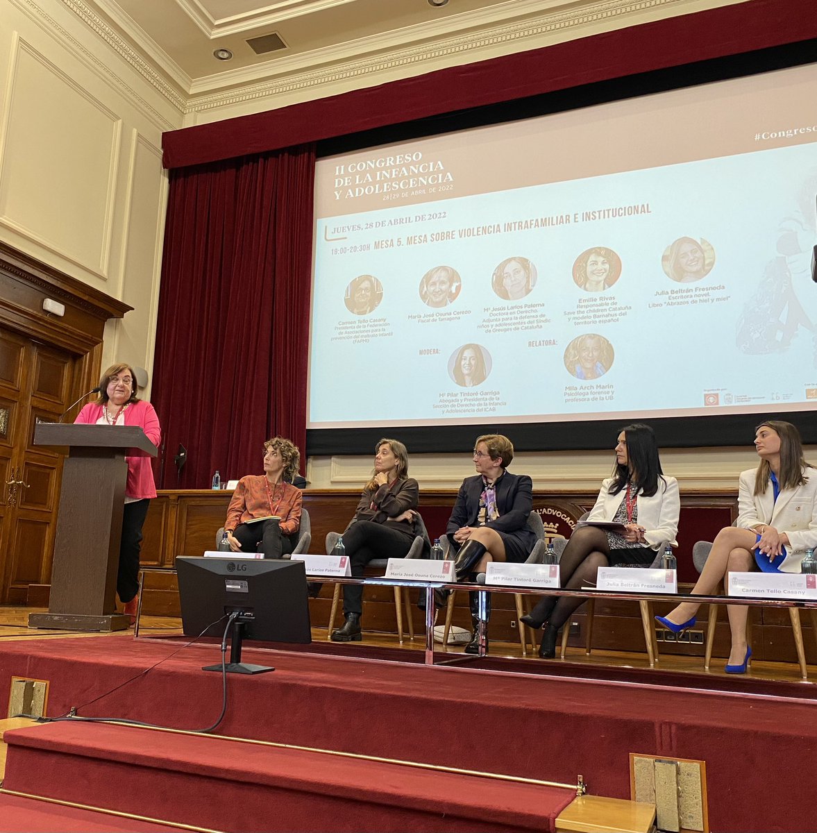 Interesante ponencia sobre violencia intrafamiliar e institucional en la última mesa del día del #congresoinfancia22 en @comunicacioicab con <a href="/PilarTintore/">Mª del Pilar Tintoré</a>