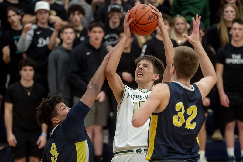 Notre Dame Prep 2022 SF Jack Olis has committed to Davenport

basketball.thedzone.com/news/notre-dam…
📸: <a href="/jakemayphoto/">Jake May</a>