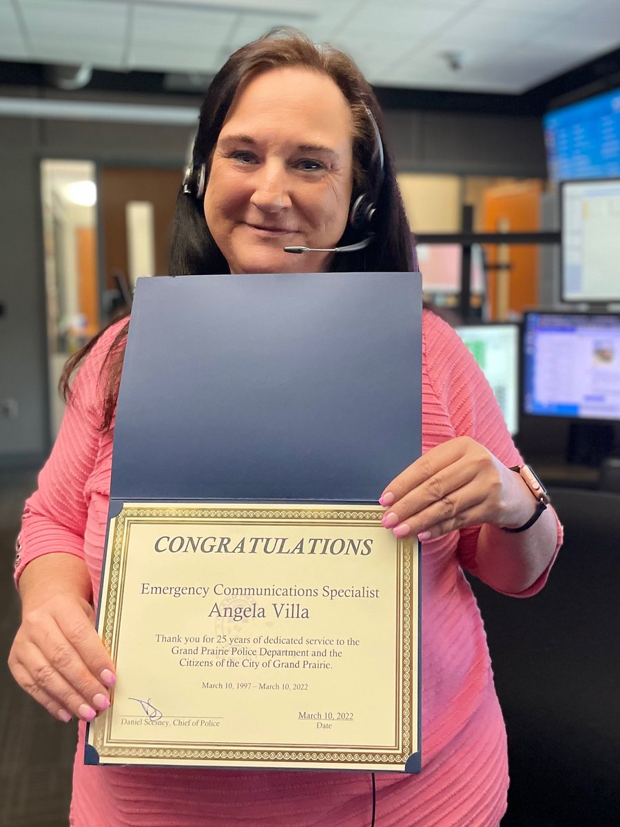GP911Comm's tweet image. Congratulations to Emergency Communications Specialist, Angela! 

She has dedicated 25 years of her life, in service of others, as a 911 First Responder.

 She has touched and saved countless lives in her role and we are blessed to have her on the #GP911 team.