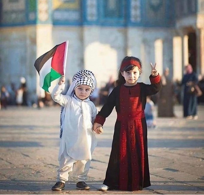Seyedbaloch_ir's tweet photo. این تصویرکودکان فلسطینی رو با لباس بلوچی  دیدم لذت بردم؛از سیستان وبلوچستان تا بیت المقدس"مرگ بر اسرائیل و آمریکا" #القدس_هی_المحور #FreePalestine https://t.co/CBHk0jtvNm