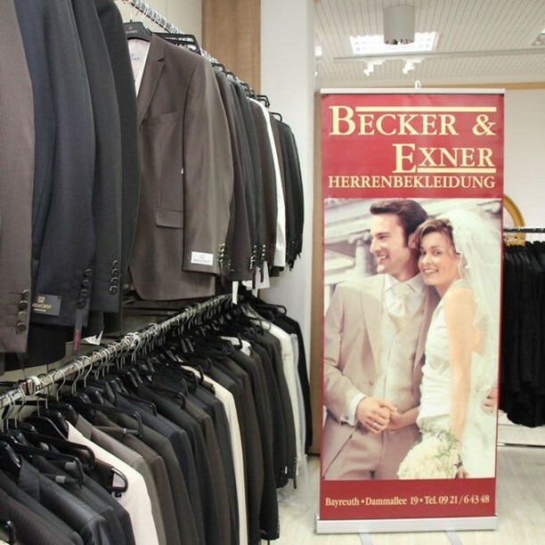 Becker &amp; Exner - euer Spezialist für die Mode des Bräutigams in Bayreuth

Ihr findet bei uns eine grosse Auswahl an Hochzeitsmode von Wilvorst und Digel. Composee, Smoking, Gehrock, Weste und Plastron-  Alles was der Bräutigam braucht.

Den Link findet ihr in der Bio.

#hochzeit