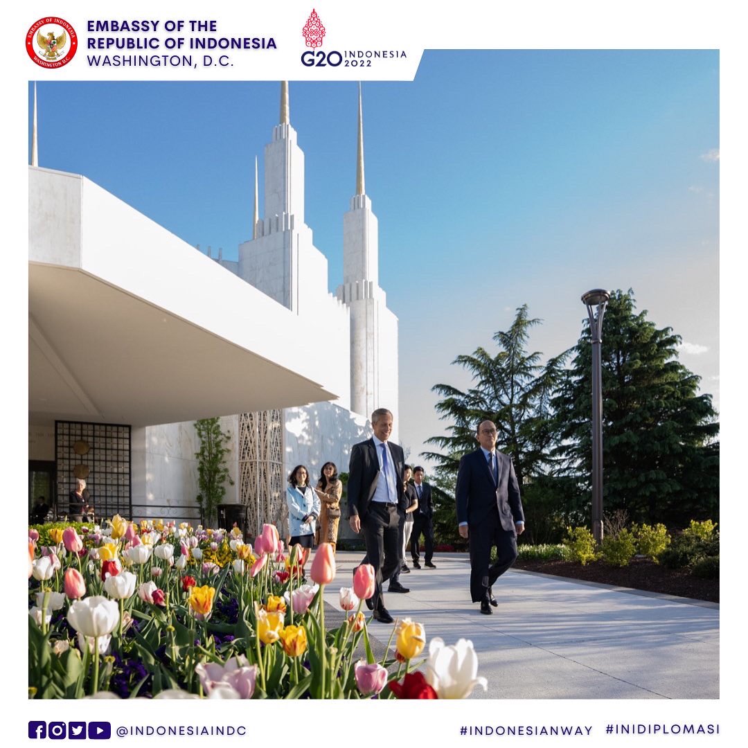 During the VIP tour, the Ambassador <a href="/RosanRoeslani/">Rosan P Roeslani</a> had the chance to walk through the interior of the building and the beautiful tulip garden.