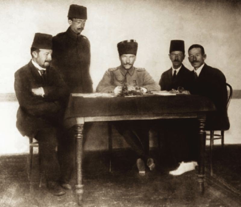 “Bu Cumhuriyet; Arap cemahiriyeleri gibi bedevi çadırlarında, İngiliz'in çizdiği bayrakla kurulmadı!
Herkes haddini bilecek!”

-Diyarbakır Şark İstiklâl Mahkemesi Başkanı Mazhar Müfit(Kansu) Bey,
28 Haziran 1925