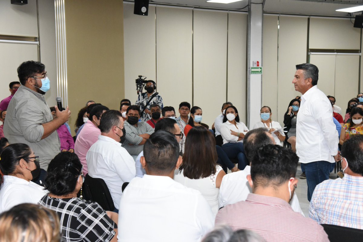 SEDUCampeche's tweet photo. El equipo #SEDUC será el aliado fundamental para construir la nueva ruta de la educación y para esto, escuchar sus propuestas es de suma importancia: @RaulPozosMx,al llevar a cabo el #EncuentroPorLaEducación con personal administrativo de esta dependencia. https://t.co/Z6QZcskcXU https://t.co/0OxRloAGFH