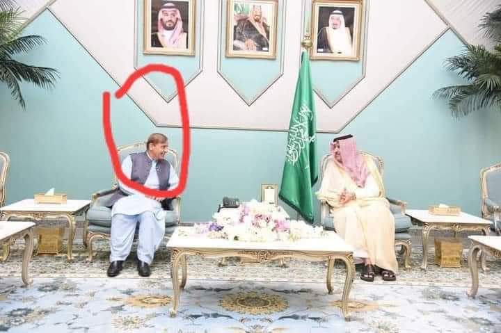 huma_art03's tweet photo. سعودی حکومت نے ان چوروں کے ساتھ پاکستانی پرچم لگانا پاکستان کی توہین سمجھا ۔
Chor chor 
#MarchAgainstImportedGovt
#امپورٹڈ_حکومت_نامنظور https://t.co/WhWUDHCVW0