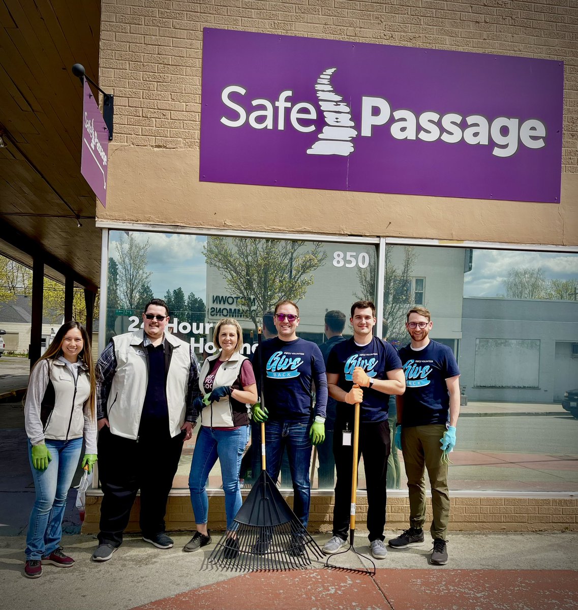 IdahoChapter's tweet photo. Had fun doing some yard work at Safe Passage today with this epic group of volunteers! 

#CUDifference #NWCUA #NorthIdahoChapterOfCreditUnions #CreditUnions #Volunteering #Community https://t.co/y49fQURkHu