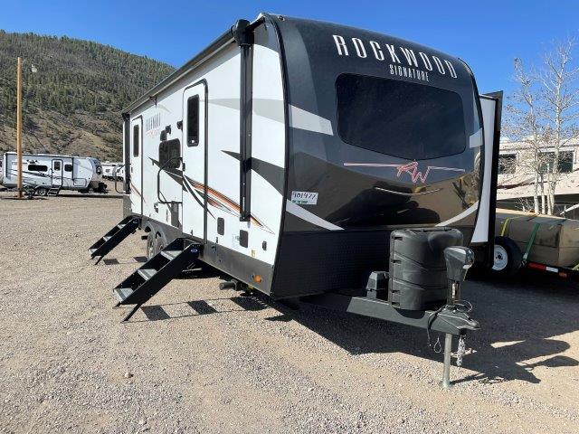 CORVCenter's tweet photo. New Stock Alert! Rockwood Signature 8262RBS - Spacious front bedroom with Washer/Dryer hookups - large living space featuring ample kitchen space and a luxurious rear bath. All in under-30ft #rockwood #GoRVing #Colorado #Vacation #travel https://t.co/oEN4YOlslE