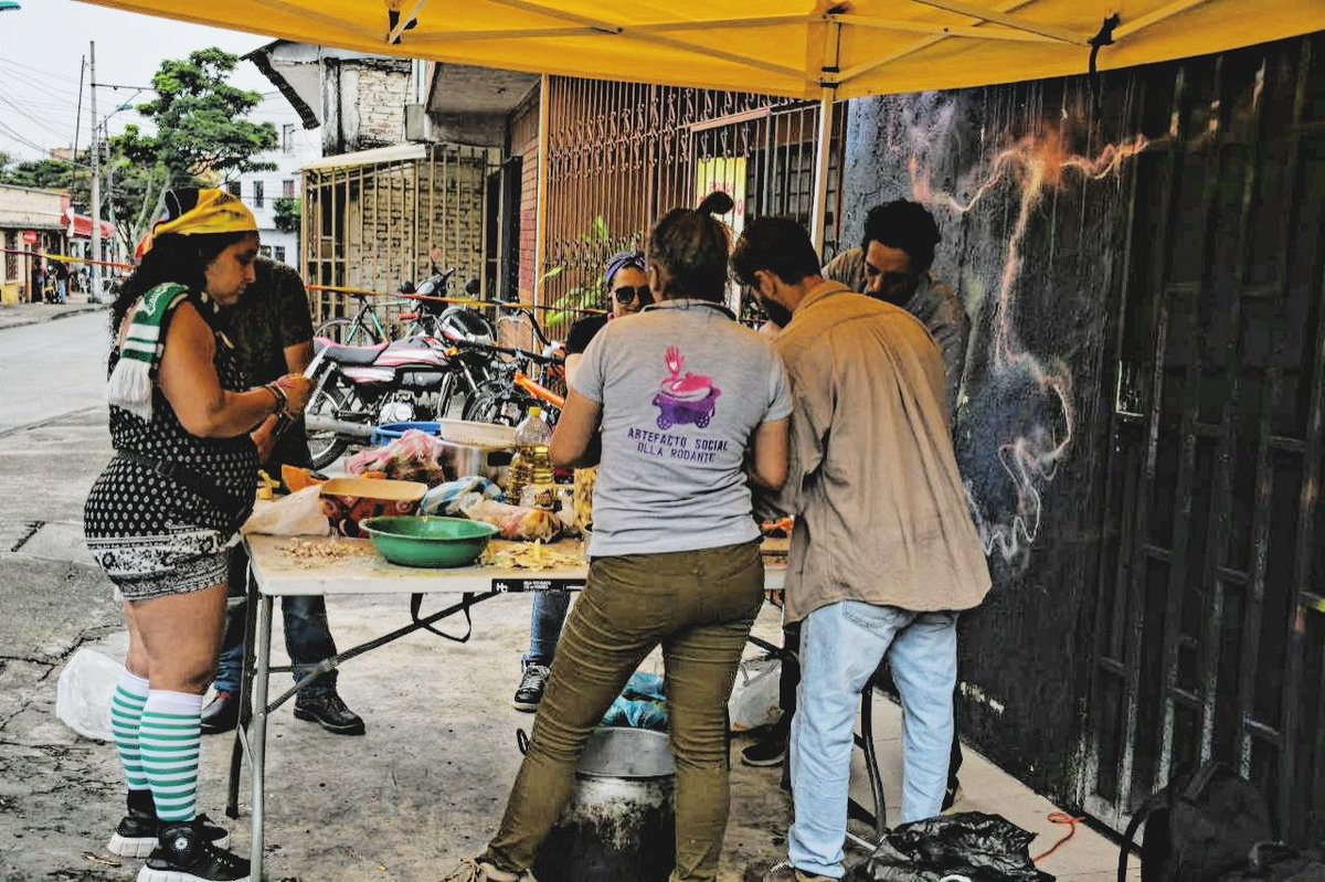 MLibresCali's tweet photo. La jornada de conmemoración del 28A en la ciudad de Cali ha transcurrido con fuerza y dignidad, la Casa de la Memoria y la Olla Rodante están desde temprano haciendo memoria y celebrando esta fecha en la que Colombia despertó.
#HagamosMemoria
#28Abril
#EstallidoSocial https://t.co/sWzCk9quqO