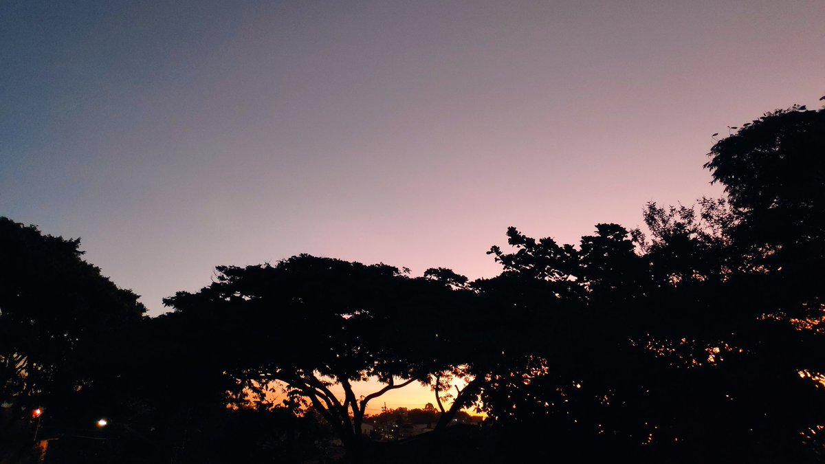 soishibashi's tweet photo. Todos os dias, Deus nos prepara um lindo pôr do sol que deixa o céu ainda mais bonito e cheio de cores. 
A vida é como o sol, morre a cada entardecer e renasce a cada amanhecer.🤔 https://t.co/AMJ7MkrWse
