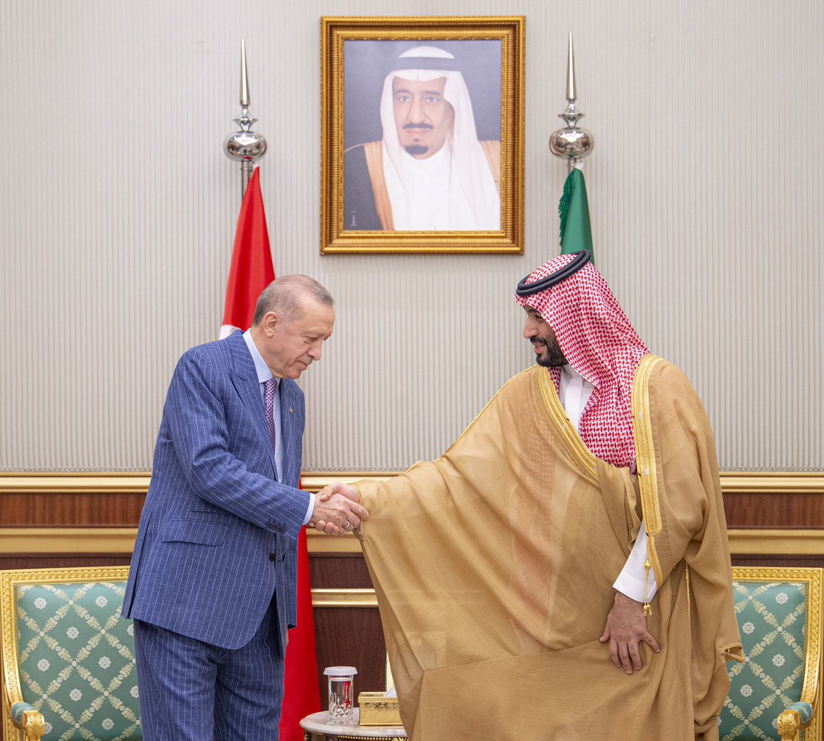 abdulrahman's tweet photo. حرص الرئيس التركي على زيارة السعودية ولقاء الملك وولي عهده حفظهما الله لتوطيد علاقات البلدين يأتي إيمانًا منه بحجم السعودية وتأثيرها في العالم وأنه لا يمكن لبلد كبير كتركيا أن لا يكون على علاقة متميزة بقبلة المسلمين وبلد الحرمين الشريفين والقوة الإقتصادية الكبرى فأهلًا بفخامته https://t.co/wyMRgZh08F