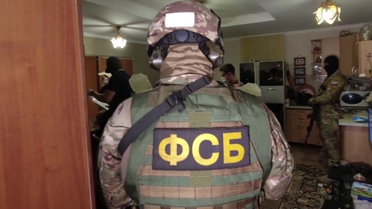 almayadeen_es's tweet photo. Seguridad rusa captura a exneonazi ucraniano que planeaba un atentado en Crimea https://t.co/WfW7vYVpZA #Rusia #Crimea #Ucrania #exneonazi https://t.co/2hgcHHcqqz