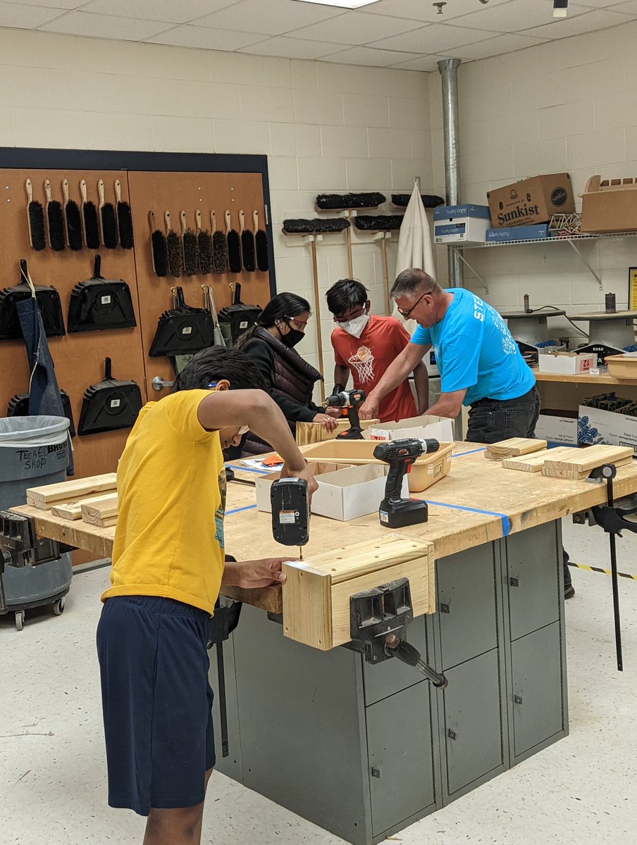 Ms_Mathurin's tweet photo. Learning building skills with Mr. Wilt at MMS STEAM Night! @LCPS_Mercer https://t.co/mKJaziG9jU