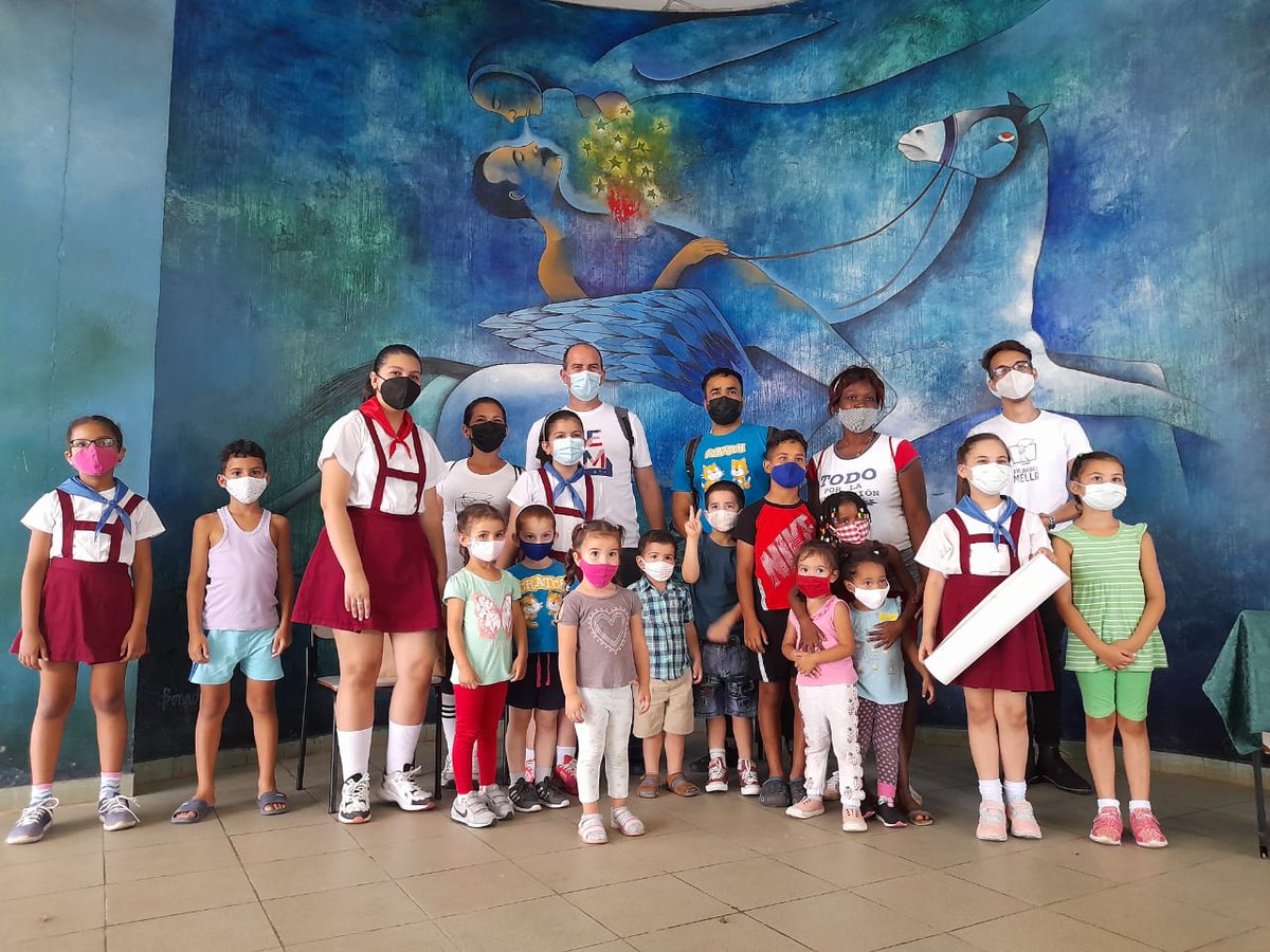 dellylien1's tweet photo. Bello encuentro de Cátedra de estudios de género "Vilma Espín", proyecto #ScratchCuba y áreas universitarias con niñas y niños de @universidad_uci #GirlsInICT Las niñas hablan d "feminismo en la programación, iguales derechos q los niños y ratifican que son capaces de hacer todo" https://t.co/dcJNyO77Bn