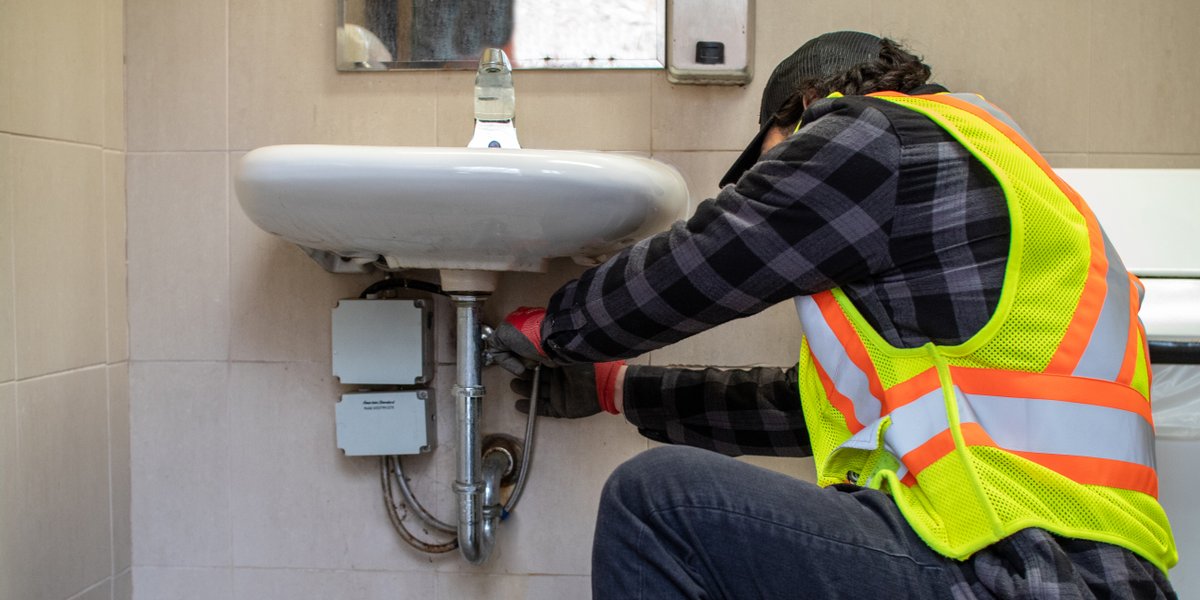 TorontoPFR's tweet photo. Spring cleaning has begun! Parks staff have started to inspect and make necessary repairs to seasonal washrooms and drinking fountains. #ParksTO #springcleaning https://t.co/ONywQ66tf3