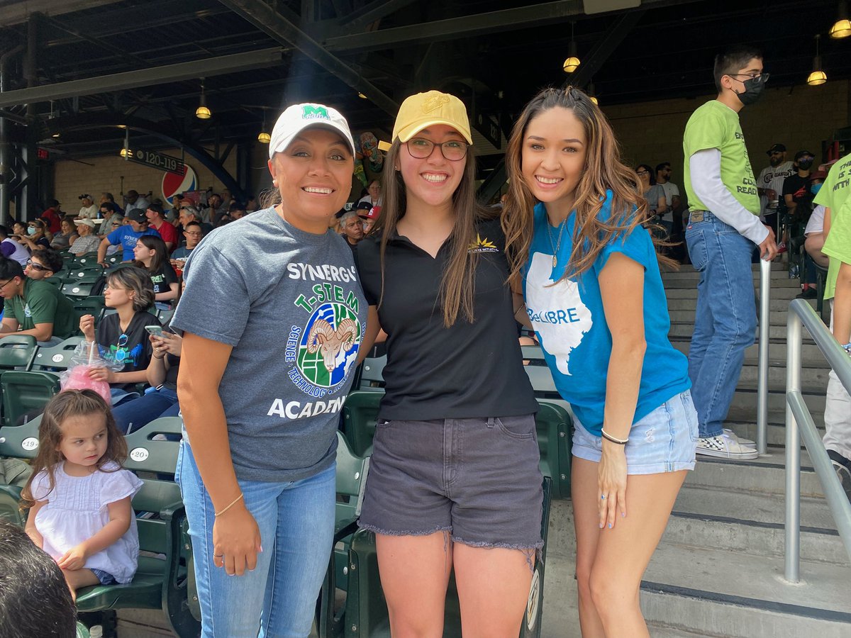 mhs_sb's tweet photo. We 💚 our alumni! What a great afternoon spent with Class of 2018 graduate Lizzy Avila. A stud behind the plate who went on to play collegiate softball at Jarvis Christian. Good luck on your new journey as you begin your doctorate in physical therapy 🤩 #FutureDPT #MHSAlumni https://t.co/Q0HEqapfEm
