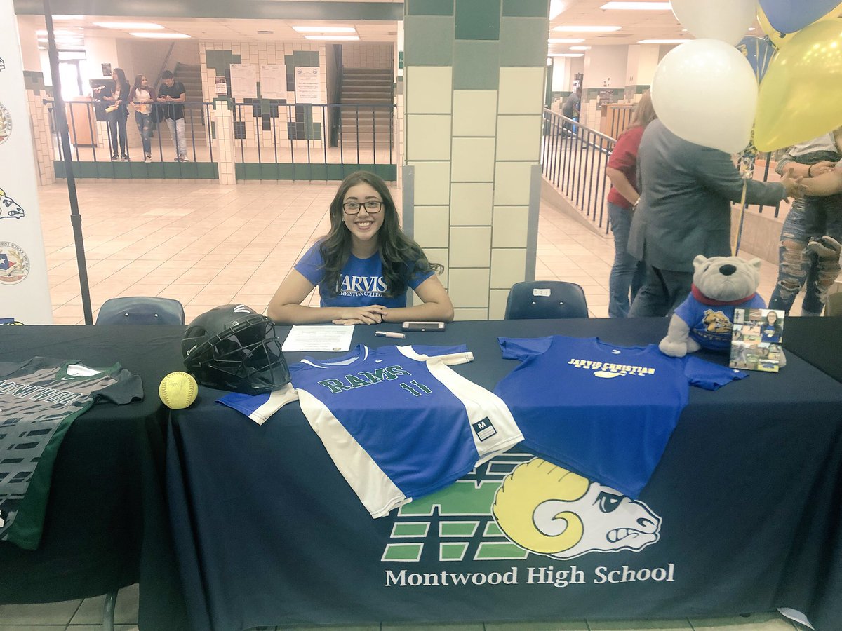 mhs_sb's tweet photo. We 💚 our alumni! What a great afternoon spent with Class of 2018 graduate Lizzy Avila. A stud behind the plate who went on to play collegiate softball at Jarvis Christian. Good luck on your new journey as you begin your doctorate in physical therapy 🤩 #FutureDPT #MHSAlumni https://t.co/Q0HEqapfEm