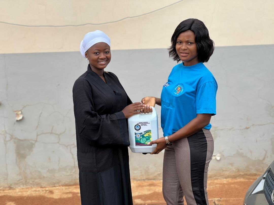 NecessaryAid's tweet image. We extended support to the Association of Students of Social and Development Administration of SDD UBIDS to donate 50L of liquid soap to aid cleaning services in the University. Present are Rep form NAA, Estate Officer, HOD &amp;amp; Lecturers. #partnership #ASSDA #NAA22 #meritedaid 🇬🇭