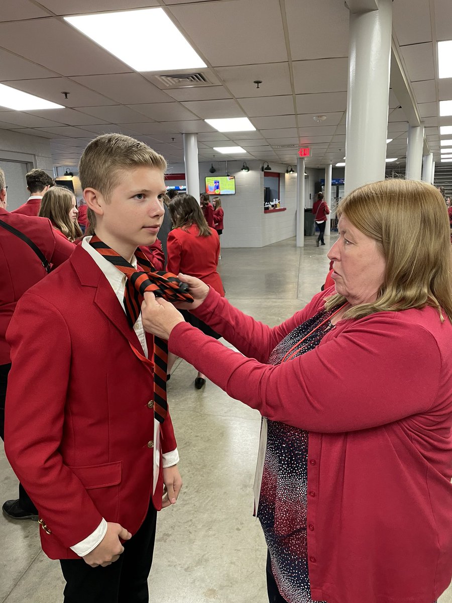 jennrettig's tweet photo. Mrs. Vining is always teaching life skills. #ohioSLC2022 #ohioFCCLA @RossMiddleRAMS https://t.co/5qBK1bUetK