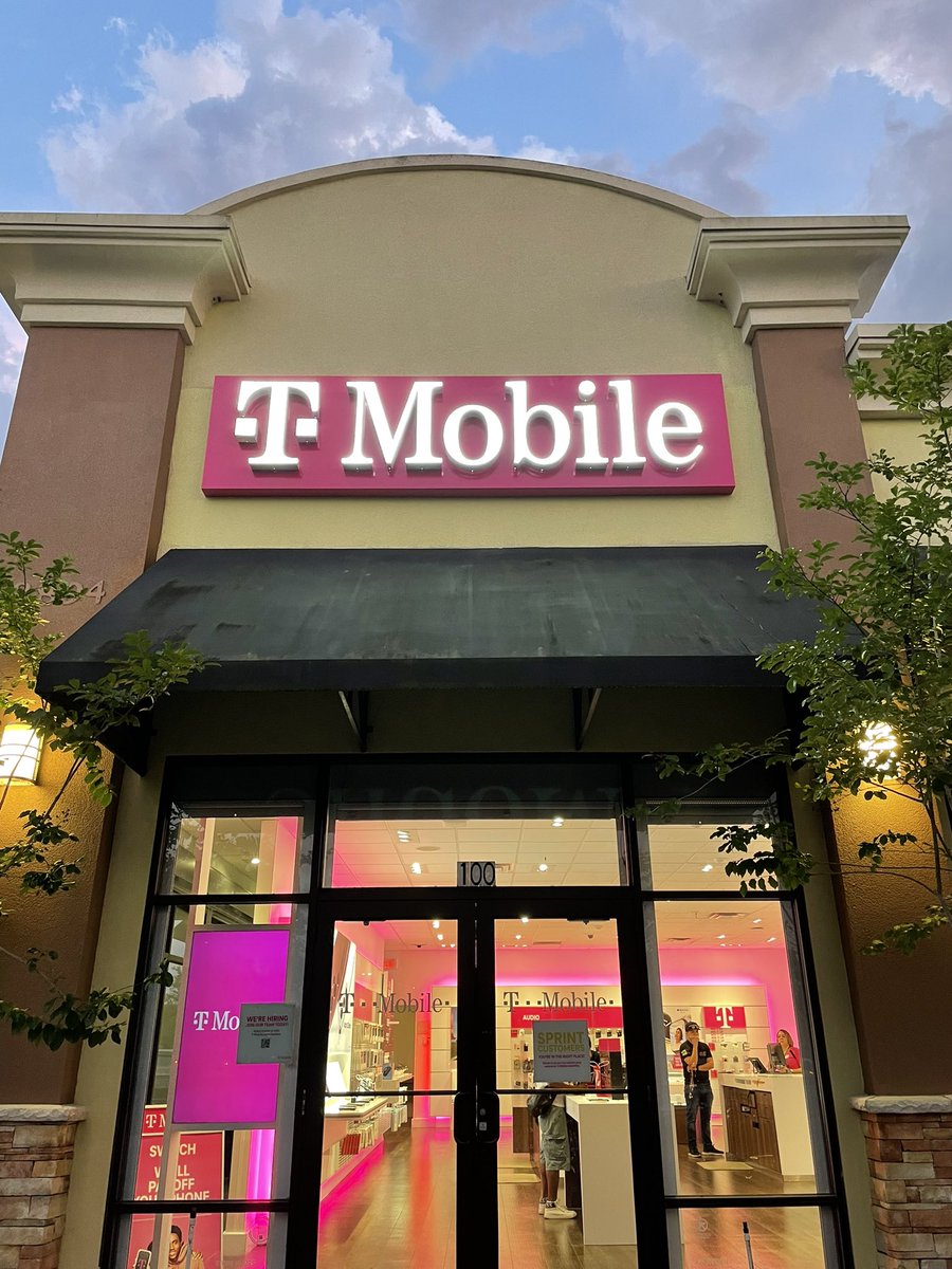 My store is looking great come visit us this weekend for amazing promotions! 🛍 #Ocoee 💕#MagentaMax #HomeInternet #5G @andrewroberts91 @ARod_013 @cjgreentx @T_Munoz613