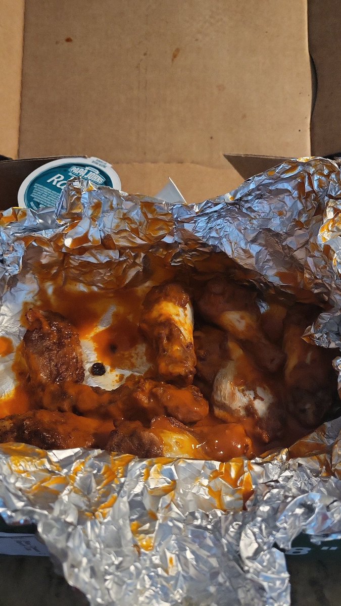 Jen_cakes78's tweet photo. What a shame @PapaJohns $26 dollars for these I don't even want to call them baby wings. I could have bought better wings at Pizza Hut and worth my buck. Disappointing. I know times are ruff but don't cheat your customers. https://t.co/AB9v8kyBNv