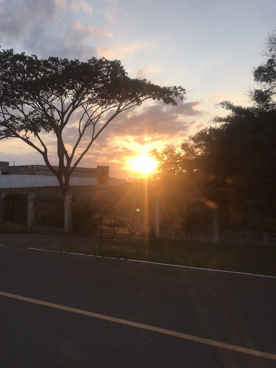 bryantd93's tweet photo. La botella de vino 🍷 de anoche , este sunset 🌅 y caminar escuchando mi playlist de empoderamiento era lo que necesitaba ❤️‍🩹 https://t.co/Et3ZNzg5F7