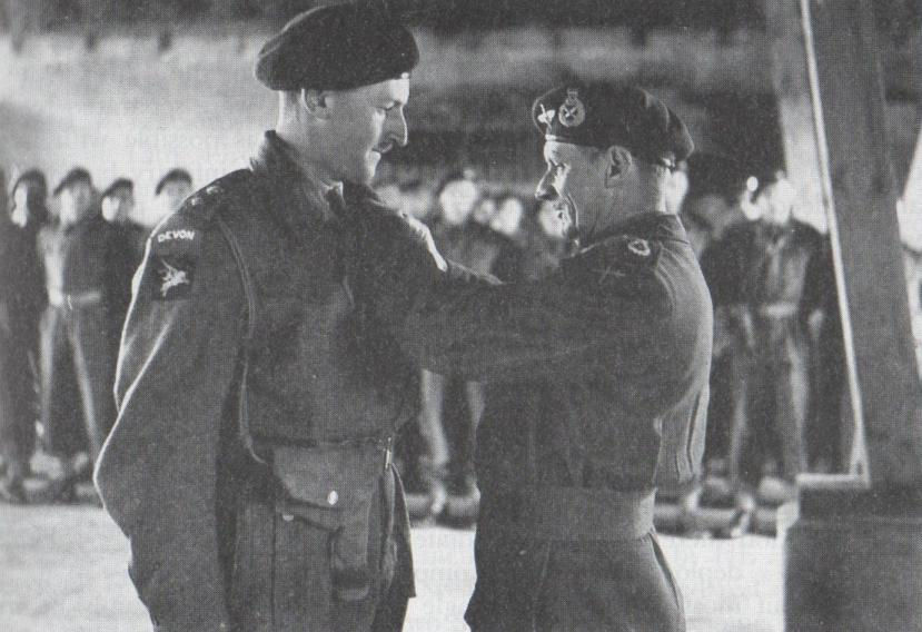 6thairborne's tweet photo. 28th April 1945 Lieutenant-Colonel P. Gleadell,
12th Bn (Airborne) Devonshire Regiment receives the D.S.O. from Montgomery Glussingen, Germany. #12thDevons
https://t.co/AOzP1DT5dI https://t.co/ZrwbUJfjgg