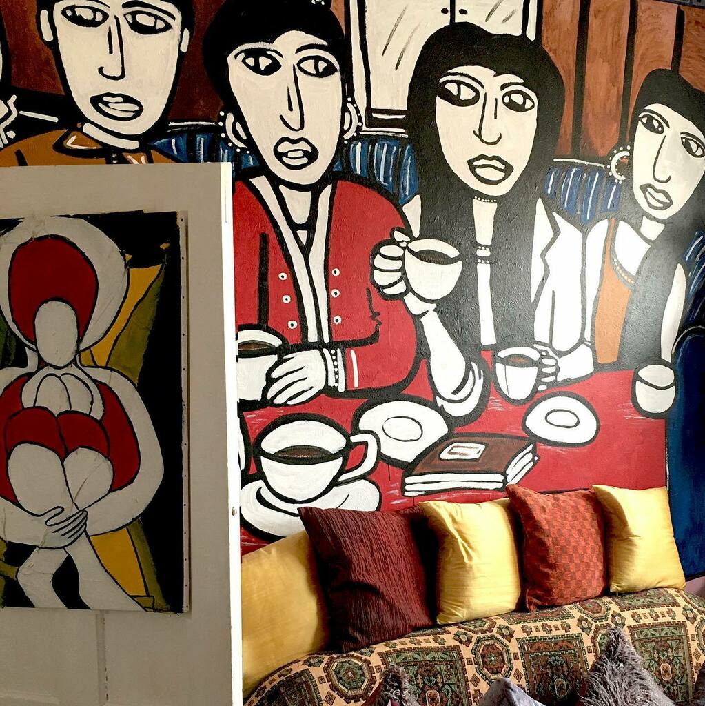 ATADesigns's tweet image. Was looking at this mural I painted on my living room wall.  It’s been on the wall for a few years now.  It’s a bit crazy isn’t it?
The second living room mural coming up.
#painting #mural #muralpainting #artist #designer #muralart #interior #interiordecor #livingroomdecor #…