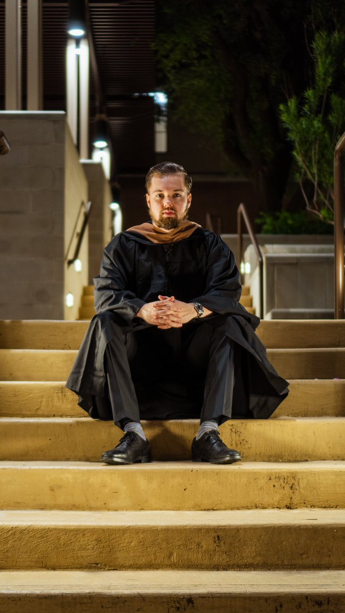 S_Price_11's tweet photo. Just in case y’all are lookin for someone to shoot some grad photos 👀 https://t.co/AUNvShnuS6