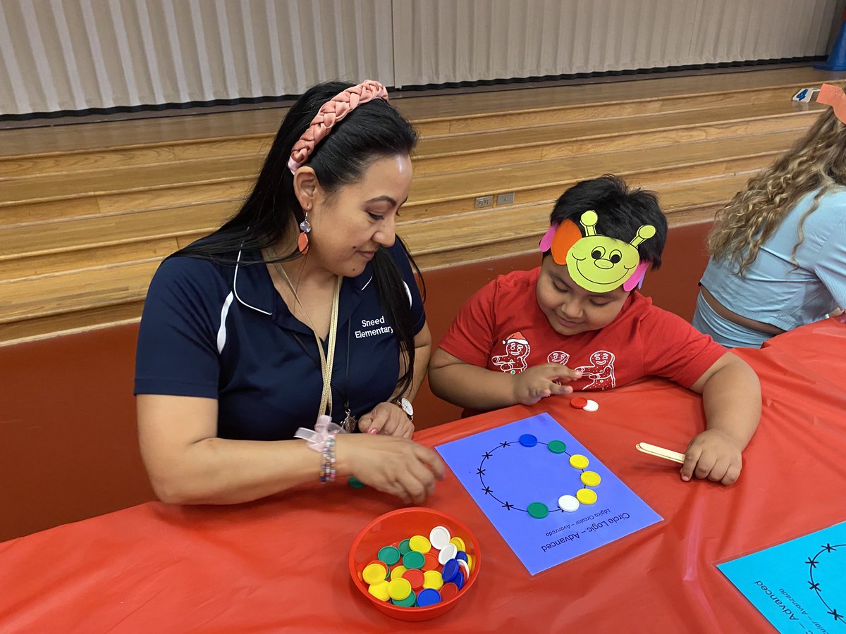 So much family fun ⁦<a href="/Aliefsneed/">Sneed Elementary</a>⁩ Children’s Museum Night. Thank you ⁦<a href="/cmhouston/">Children's Museum Houston</a>⁩ for always providing pizza, fun activities and a free book to all our students!