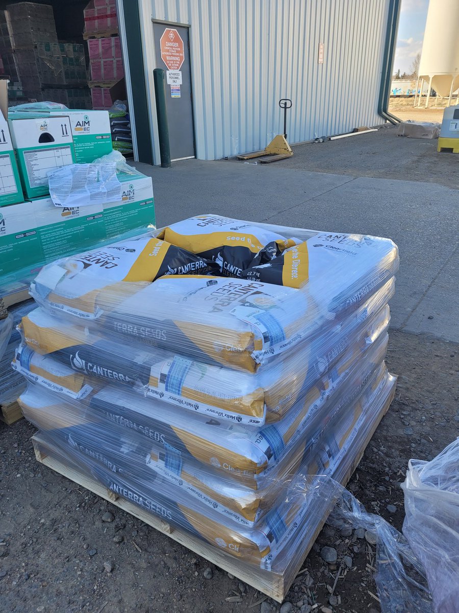 Page__Newton's tweet photo. Shout out to @GMacsAgTeam Leader for your support of @canterraseeds #CS4000LL #CS2300 & #CS2200CL Still need #LibertyLink or #Roundup #canola seed? Call any @GMacsAgTeam location! #plant22 #saskag #WestCdnAg https://t.co/cTubA98UHV