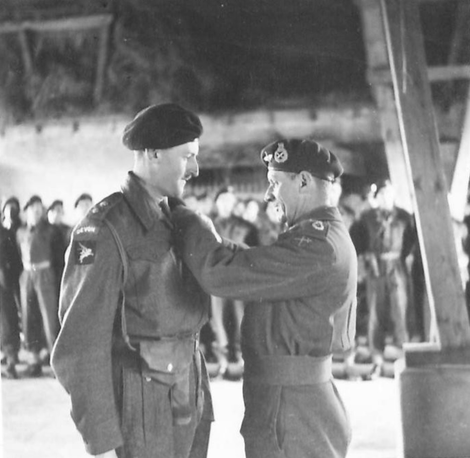 6thairborne's tweet photo. 28th April 1945 Lieutenant-Colonel P. Gleadell,
12th Bn (Airborne) Devonshire Regiment receives the D.S.O. from Montgomery Glussingen, Germany. #12thDevons
https://t.co/AOzP1DT5dI https://t.co/ZrwbUJfjgg