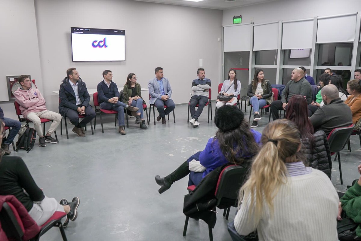 marcoskoopm's tweet photo. Hoy junto a Ludmila, Lucas y Javier charlamos con jóvenes de la Ciudad de Neuquén para debatir sobre la Ley Integral de Juventudes y conocer más en profundidad las distintas realidades de los jóvenes de cada barrio neuquino. 

#LegislaturaActiva https://t.co/bT1eYsaOcN