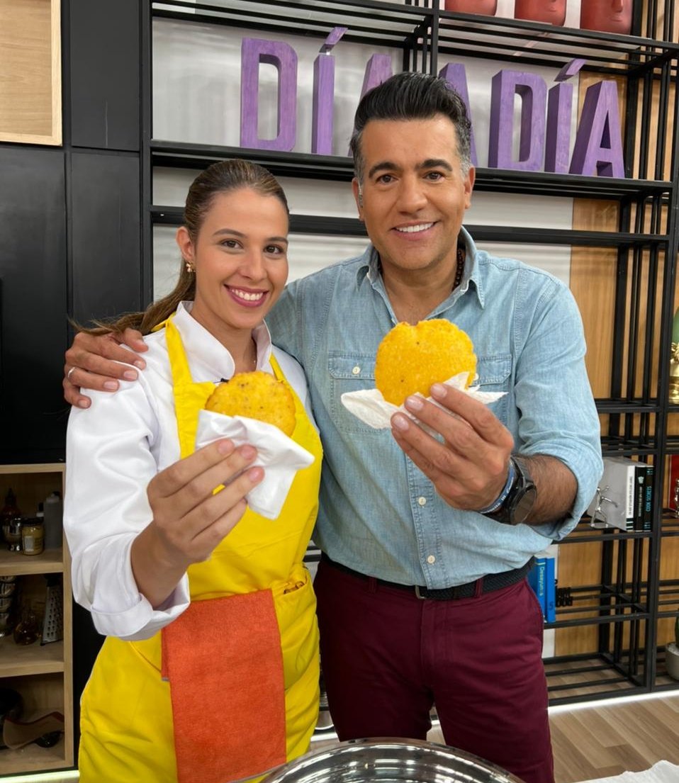 DiaaDiaCaracol's tweet photo. Una deliciosa "Arepa de huevo" nos enseñó a preparar Carolina Molina del restaurante Narcobollo en #LaCocinaDíaADía 😋🫓🫓🫓😋 #DíaADíaTuCasa #DíaADía #ArepaDeHuevo #Narcobollo #RecetasTípicas https://t.co/mQGEzIrzBL