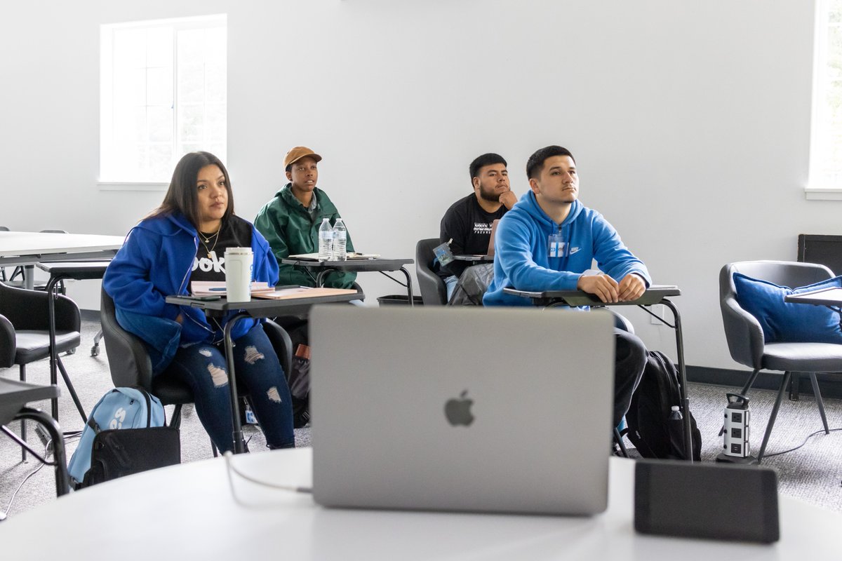 cookiesimpact's tweet photo. We have a passionate group in our current cohort of Cookies U living on site in Humboldt. They are learning the ins-and-outs about the supply chain process from seed to sale π±
#CookiesCampus #CookiesImpact https://t.co/tDo4L6yWDg