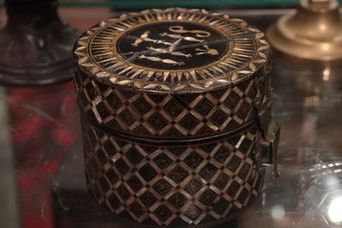 chicosalgueiro's tweet photo. @AuctionRadar 
Very rare namban pyx
No estimate 
HP: 15500 Eur + 27% commission
Fraysse &amp; Associés https://t.co/ZxDEyRjpbr
