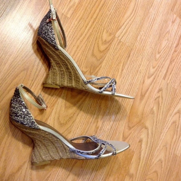 MissDawnMecca's tweet photo. So good I had to share! Check out all the items I'm loving on @Poshmarkapp #poshmark #fashion #style #shopmycloset #joeyo #stevemadden: https://t.co/5KBip253lL https://t.co/7MBONGWC2k