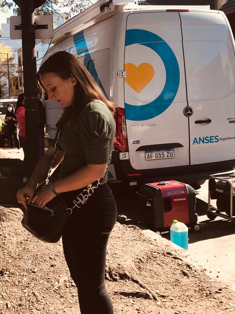 Comuna8PM's tweet photo. En el día de hoy estuvimos presentes en el operativo de Anses realizado en Villa Riachuelo
#EstadoPresente
#PeronismoMilitante
#FrenteDeTodos https://t.co/R3B6jBVpv0