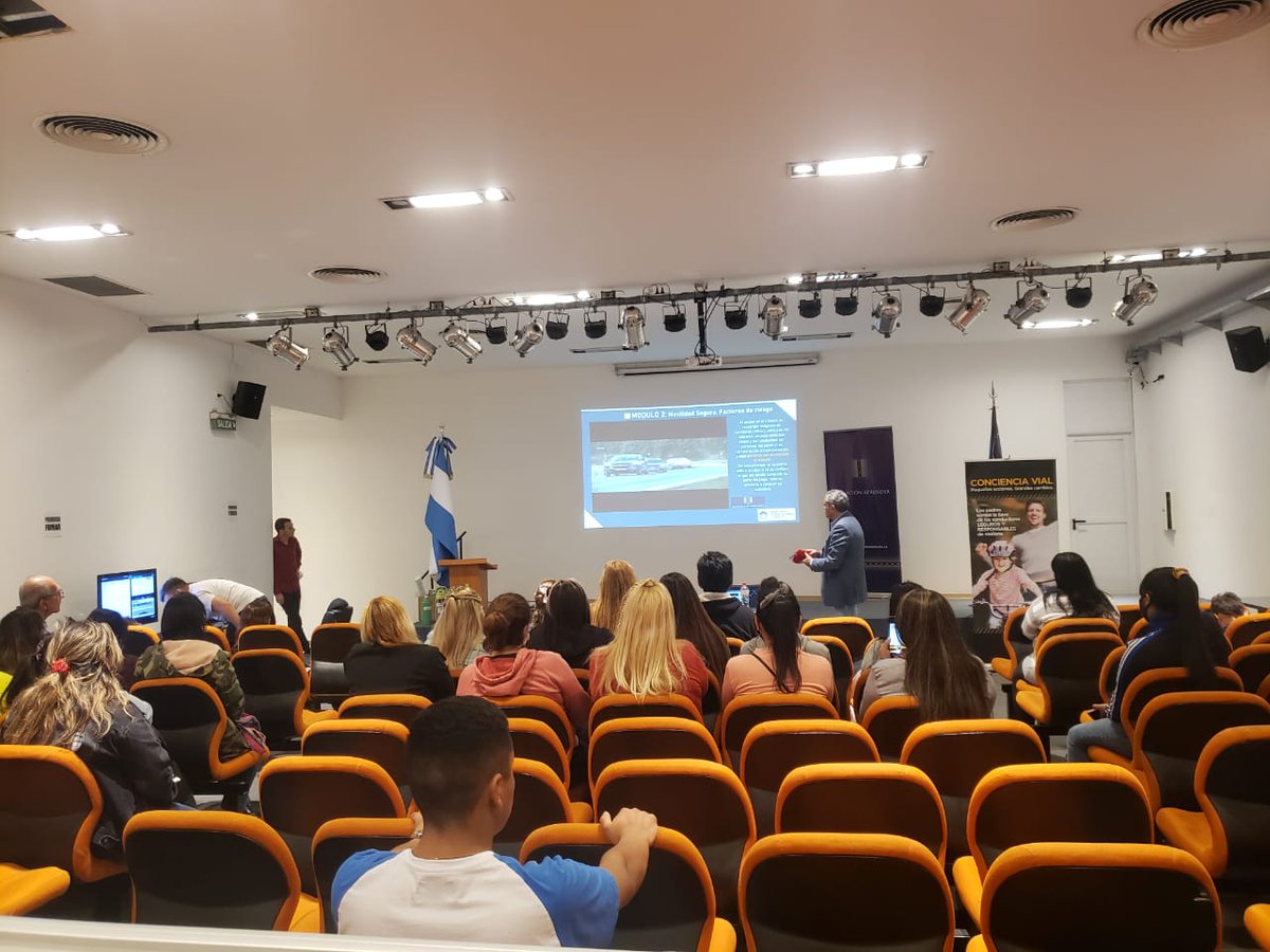 TransitoMatanza's tweet photo. II JORNADA DE CAPACITACIÓN TECNICA

El día martes 26 de Abril, brindamos una charla sobre Seguridad y Concientización Vial al cuerpo de Auxiliares de Tránsito de La Matanza.
Dónde  informamos sobre diferentes temáticas en relación a la problemática de la Seguridad Vial; https://t.co/PORNLUt8bH