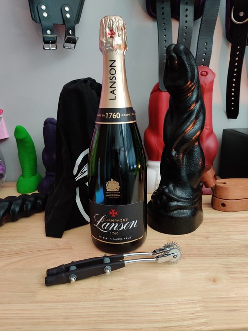 A gift from one of my clients, how very thoughtful 💋 its the champagne if you didn't already know 😈 https://t