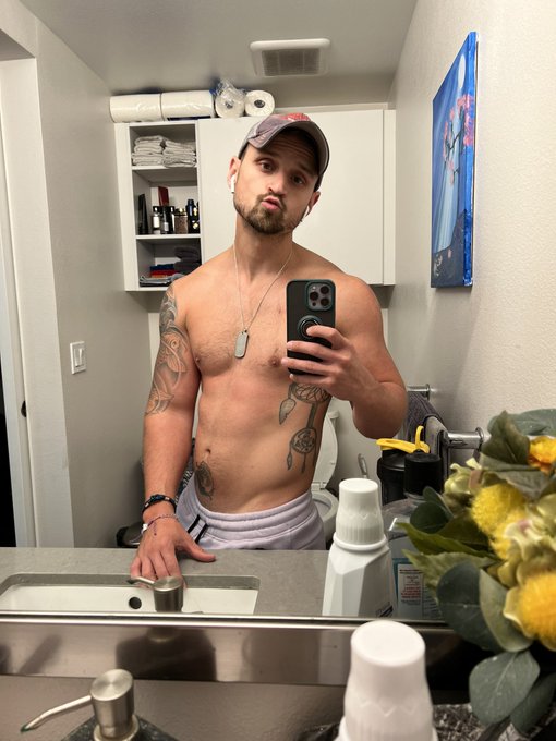 ????? In case you need a kiss today! https://t.co/MEejGo9WtH