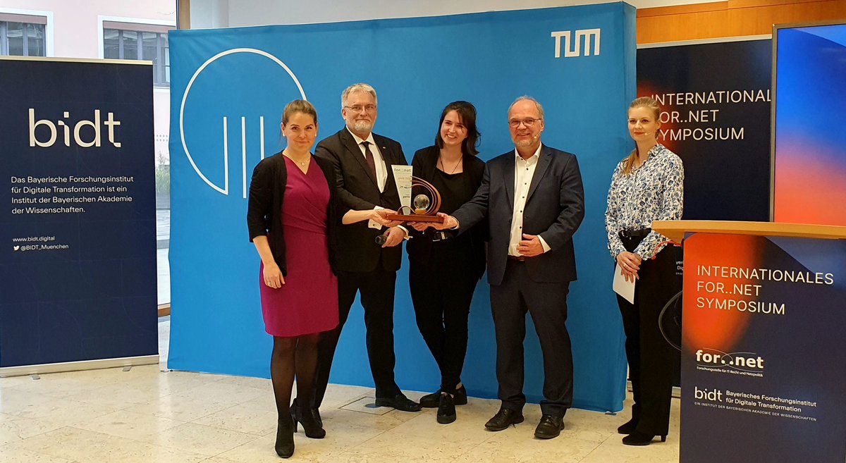 TumCdps's tweet photo. Beim #fornet22 Galaabend jagt ein Höhepunkt den nächsten.
Ganz besonders freuen wir uns, den Gewinnern des diesjährigen For..Net Awards zu gratulieren: @NExTNetz! 🥳 https://t.co/tLybZTU2Nx