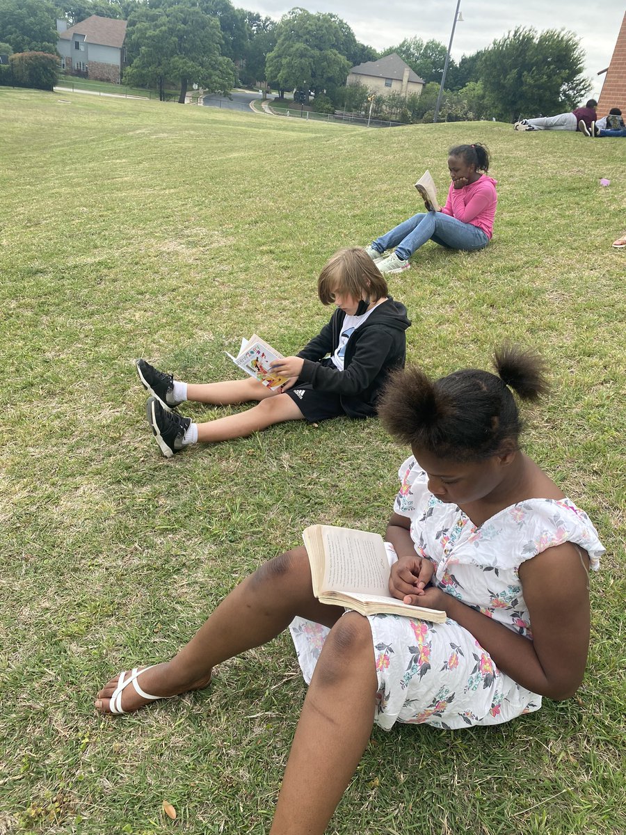 MissMMcCarty's tweet photo. Enjoying some extra independent reading time outside today. 😎 #teambce https://t.co/e6RmNzBQ0B