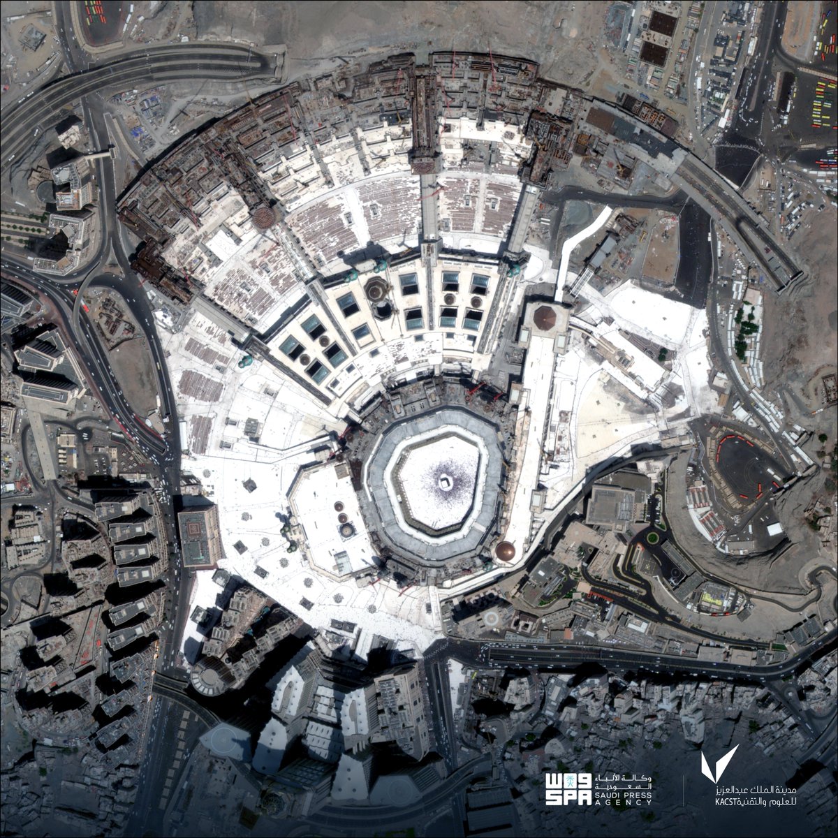 "#واس" توثِّق صورتين حصريتين لـ #المسجد_الحرام و #المسجد_النبوي، التقطتا صباح اليوم 27 رمضان من على بعد أكثر من 770 كم عن سطح البحر عبر الأقمار الاصطناعية التابعة لمركز الاستشعار عن بعد بمدينة الملك عبدالعزيز للعلوم والتقنية #كاكست .
#واس_عام