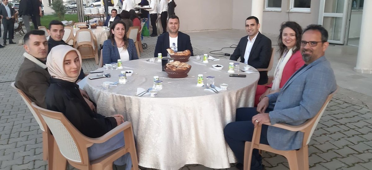 TC_ivrindi's tweet photo. Sayın Kaymakamımız Mevlana Kürkcü SHMYO’nda düzenlenen iftara konuk oldu. 
Okul Müdürü Pelin Palas Karaca, İlçe Protokolü ve Öğrencilerimizle bir araya gelen Kaymakamımız Voleybol Turnuvasına katılan kız ve erkek voleybol takımlarıyla hatıra fotoğrafı çektirdi. https://t.co/GBIn0lYFyz