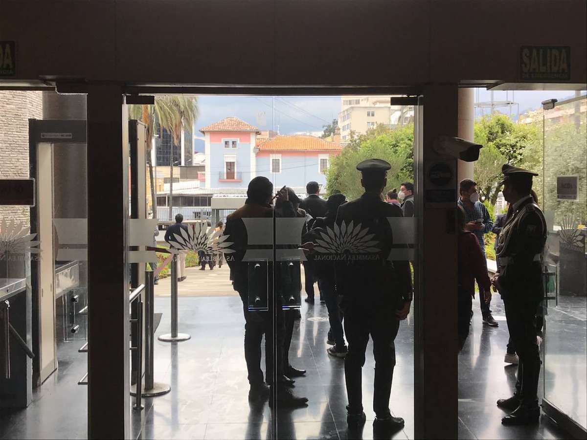 marcelaholguin's tweet photo. Amenaza de bomba en la @AsambleaEcuador a minutos de instalar la Comisión Pluripartidista AD HOC. ¿Coincidencia? https://t.co/AYslPcD39R