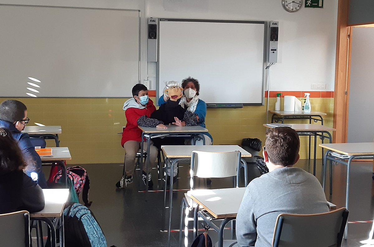 IESORIBCEGA's tweet photo. ABRIL, MES DEL TEATRO. Los alumnos de 1º se han empapado de la magia del teatro asistiendo a la representación de la obra Sonetos entre todos de la compañía Pie Izquierdo y escuchando la charla de Esther Pérez Arribas, fundadora, directora y actriz de la compañía 🎭🙆‍♀️🙆‍♂️🤗. https://t.co/TZpGWdyykx